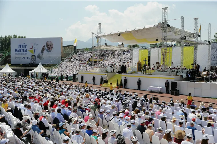 Nije bio u Hrvatskoj, ali je posjetio na&scaron;e susjede. Prisjetite se kako je Papa 2015. dočekan u Sarajevu
