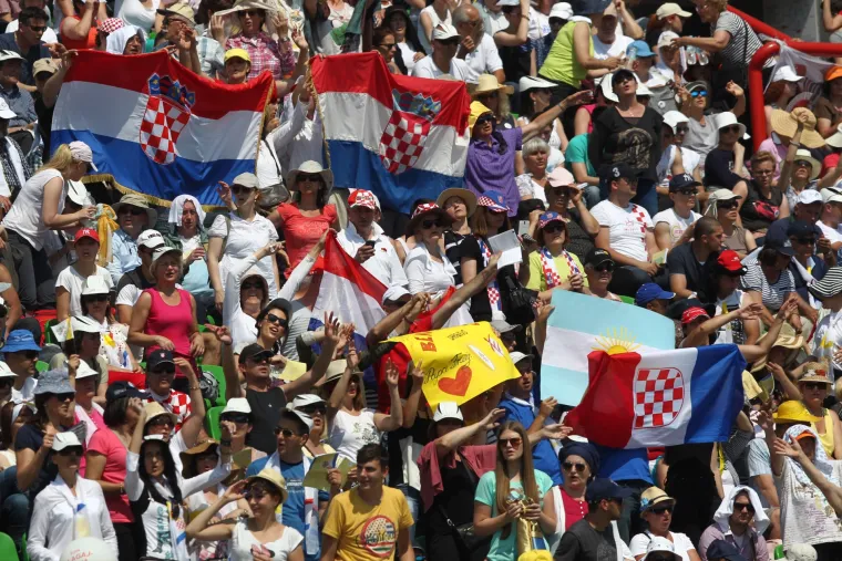 Nije bio u Hrvatskoj, ali je posjetio na&scaron;e susjede. Prisjetite se kako je Papa 2015. dočekan u Sarajevu