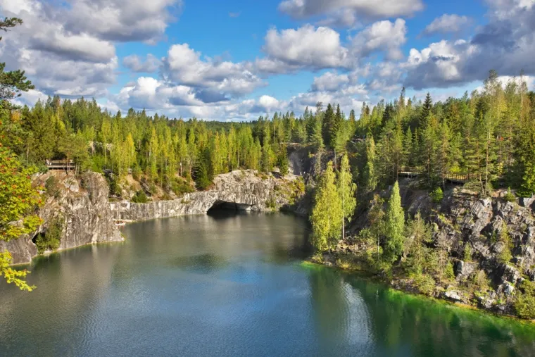 1. Ruskeala (Rusija): Ovo naselje je smješteno u Republici Kareliji u Ruskoj Federaciji, a poznato je po kamenolomu mramora. Prije 250 godina, jedan od kamenoloma je eksplodirao, a poplave su stvorile jedinstveni krajolik koji danas privlači posjetitelje iz cijelog svijeta.