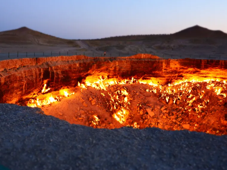 2. Plinski krater Darvaza (Turkmenistan): Poznat kao &quot;Vrata pakla&quot;, ovaj nevjerojatni i misteriozni krater slučajno je nastao kada su sovjetski geolozi podmetnuli vatru kako bi spriječili širenje metanskog plina. Krater gori neprekidno od 1971. godine i nalazi se usred pustinje Karakum, 260 km sjeverno od glavnog grada Turkmenistana Ašgabata.