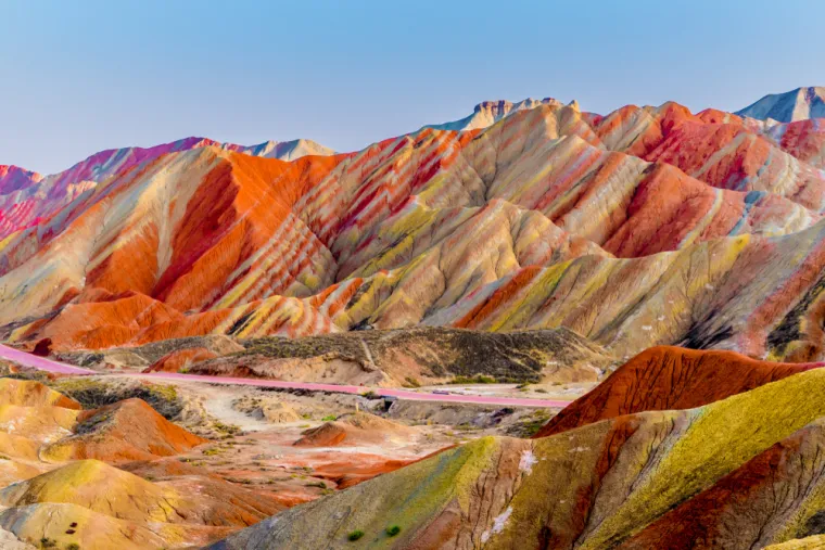 3. Zhangye Danxia (Kina): Nacionalni geološki park Zhangye Danxia nalazi se u istočnom podnožju planina Qilian u kineskoj provinciji Gansu, a zbog svog reljefa je jedno od najspektakularnijih prirodnih čuda na svijetu. Neobične geološke formacije u pijesku i drugim mineralima nastale su prije više od 24 milijuna godina, stvarajući nevjerojatan prizor koji privlači posjetitelje.