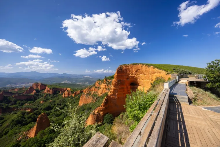 8. Las Médulas (Španjolska): Fascinantno planinsko područje je nekada bilo najveći rudnik zlata u Rimskom carstvu. Erozija koja je nastala od rudarskih aktivnosti stvorila je ovaj nevjerojatan krajolik koji je očuvan i danas.