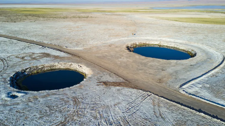 9. Ojos del Salar (Čile): Ova dva jezera nastala su kao rezultat geoloških istraživanja otprilike 38 kilometara južno od San Pedra de Atacama. Smješteni su doslovno usred ničega, okruženi solju i travnjacima. Ojos del Salar je prirodni fenomen koji privlači mnoge posjetitelje zbog svoje ljepote i jedinstvenosti.