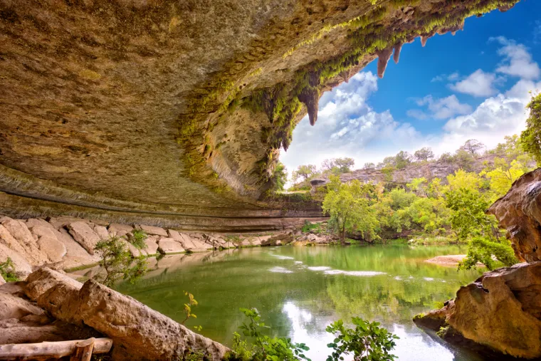 10. Hamilton Pool (Sjedinjene Američke Države): Ovaj bazen nastao je potpuno prirodnim putem, kada je zbog velike erozije prije tisuća godina došlo do urušavanja kupole podzemne rijeke. Hamilton Pool danas predstavlja pravu oazu kristalno čiste vode i bogate vegetacije, koja privlači turiste iz svih krajeva svijeta. Smješten je nedaleko od Austina, u Teksasu.