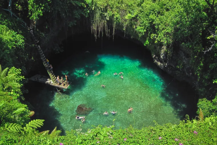 11. To Sua Ocean Trench (Samoa): Ovaj prirodni bazen nastao je zbog erozije uzrokovane vodom. Dubok je 30 metara i do njega se može doći dugim ljestvama. Smješten na Samoi, To Sua je pravi prirodni raj koji privlači posjetitelje iz svih dijelova svijeta.