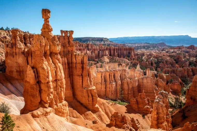 13. Bryce Canyon (Sjedinjene Američke Države): Nacionalni park Bryce Canyon nastao je erozijom uzrokovanom vjetrom, vodom i ledom. Iako nosi naziv &quot;kanjon&quot;, Bryce Canyon zapravo nije pravi kanjon, već skup ogromnih prirodnih amfiteatara. Park je prepoznatljiv po geološkim formacijama. Ovo je jedno od najposebnijih prirodnih čuda koje privlači turiste s cijelog svijeta.