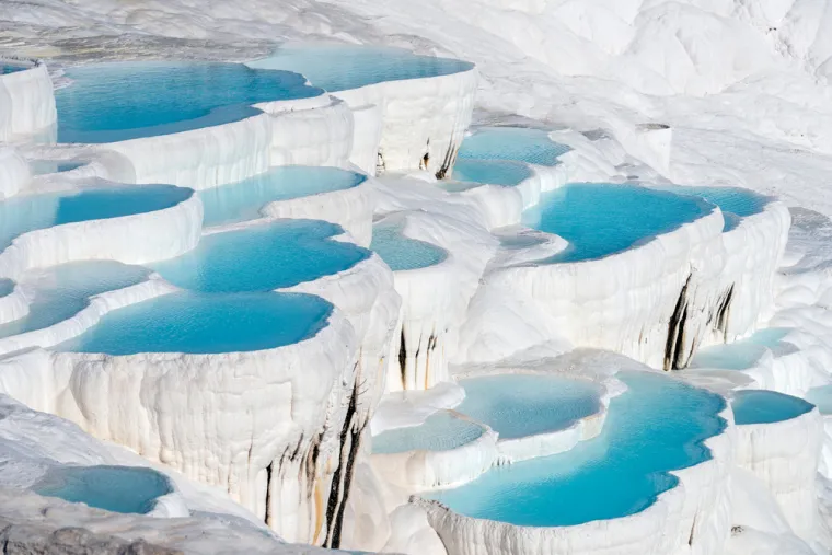 14. Pamukkale (Turska): Ovo je kompleks jedinstvenih mineralnih izvora u jugozapadnoj Turskoj, u blizini grada Denizlija. Područje je poznato po karbonatnom mineralu koji je ostao nakon protoka vode iz termalnih izvora. Ovi gigantski vodeni bazeni, koji se slijevaju nizbrdo, jedno su od najfascinantnijih turističkih odredišta u Turskoj.