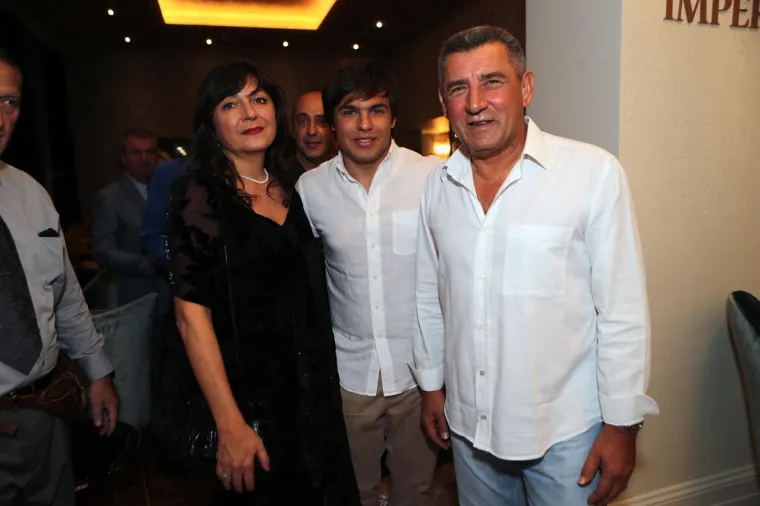 Kada je Gotovina 2001. godine otišao u bijeg zbog optužbi Haaškog suda, Dunja je ostala sama s njihovim sinom.