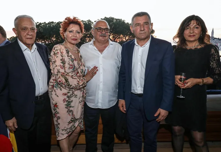 Tijekom Gotovinine višegodišnje odsutnosti, Dunja je bila stup obitelji i vodila miran, povučen život.