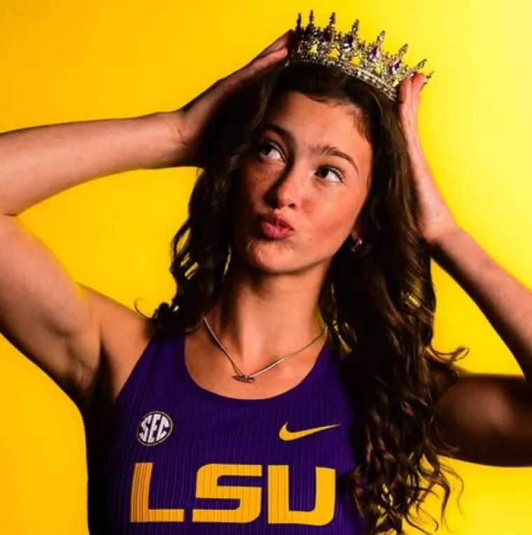 Izjava LSU Athletics o tragičnoj smrti Dillona Reidenauera:

“LSU Athletics i sveučilišna zajednica slomljenog srca javlja tragičnu vijest o smrti brucošice, priznate atletičarke Dillona Reidenauera u prometnoj nesreći u srijedu navečer u Baton Rougeu. Naše misli i molitve su s njezinom obitelji, prijateljima i kolegicama u ekipi, kao i s onima na koje je utjecao gubitak još jedne osobe koja je umrla od posljedica nesreće. Pružamo resurse i podršku svim našim studentima sportašima i osoblju koji su izravno pogođeni ovim tragičnim gubitkom.”