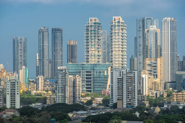 Četvrti na ljestvici smjestio se Mumbai, glavni grad države Maharashtra u Indiji te najveća luka na Arapskom moru, koji će imati 67,2 milijuna stanovnika. 