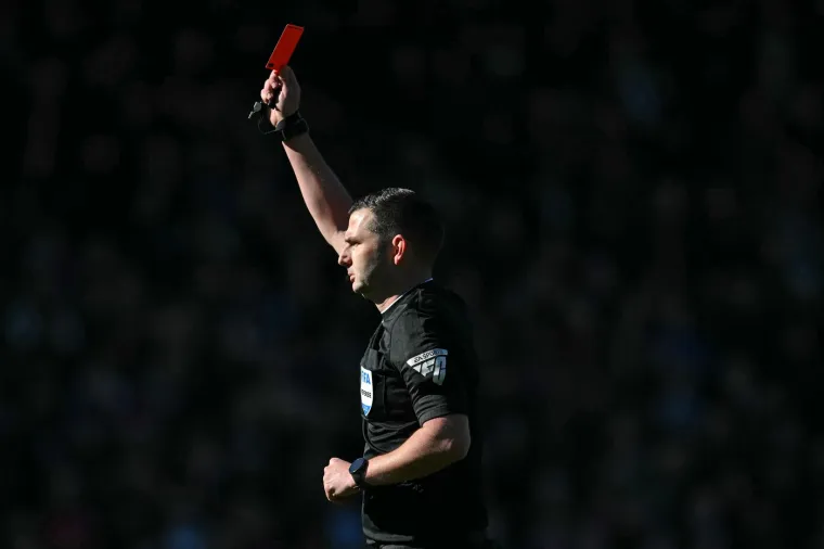 OIsprva sudac Michael oliver nije ni dosudio prekršaj, ali na nakon pregleda VAR snimke promijenio odluku i Robertsu pokazao crveni karton