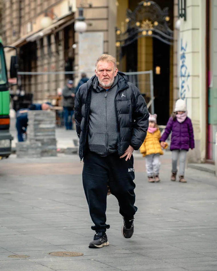 Robert Prosinečki, hrvatski nogometni trener i bivši nogometaš, prošetao je gradom u sportskom izdanju.