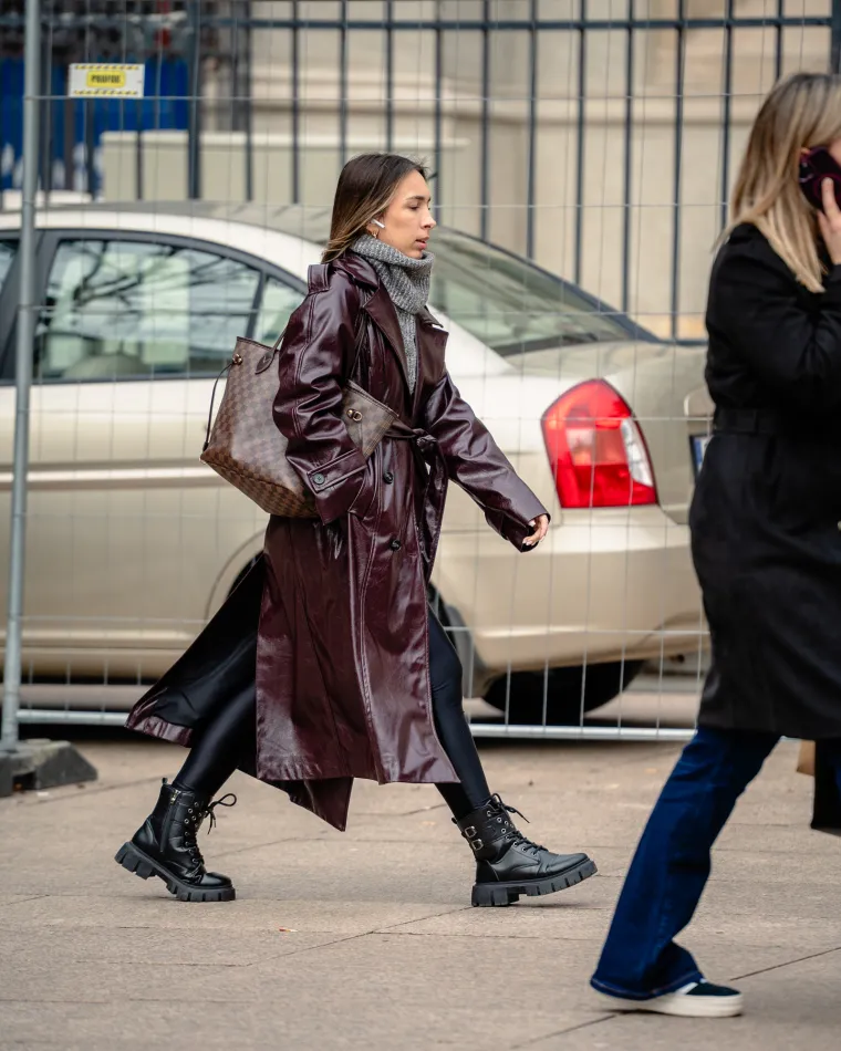 Jedna djevojka se istaknula svojim dobrim stilom kombiniravši trendi bordo baloner, crne tajice i crne čizme.