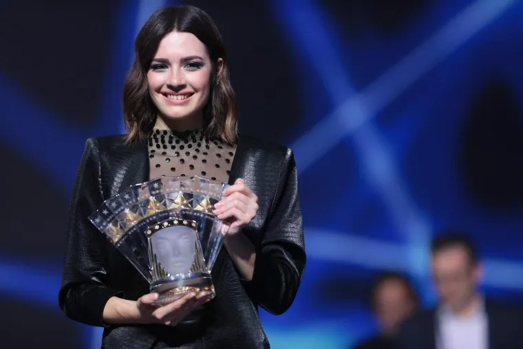 Mia Dimšić je 2022. godine pobijedila na Dori s pjesmom &quot;Guilty Pleasure&quot;. Njezina pjesma je zbog sličnosti s hitom &quot;Willow&quot; od američke pjevačice Taylor Swift izazvala burne reakcije publike. Neki su je proglasili plagijatom, ali Mia je to oštro demantirala.