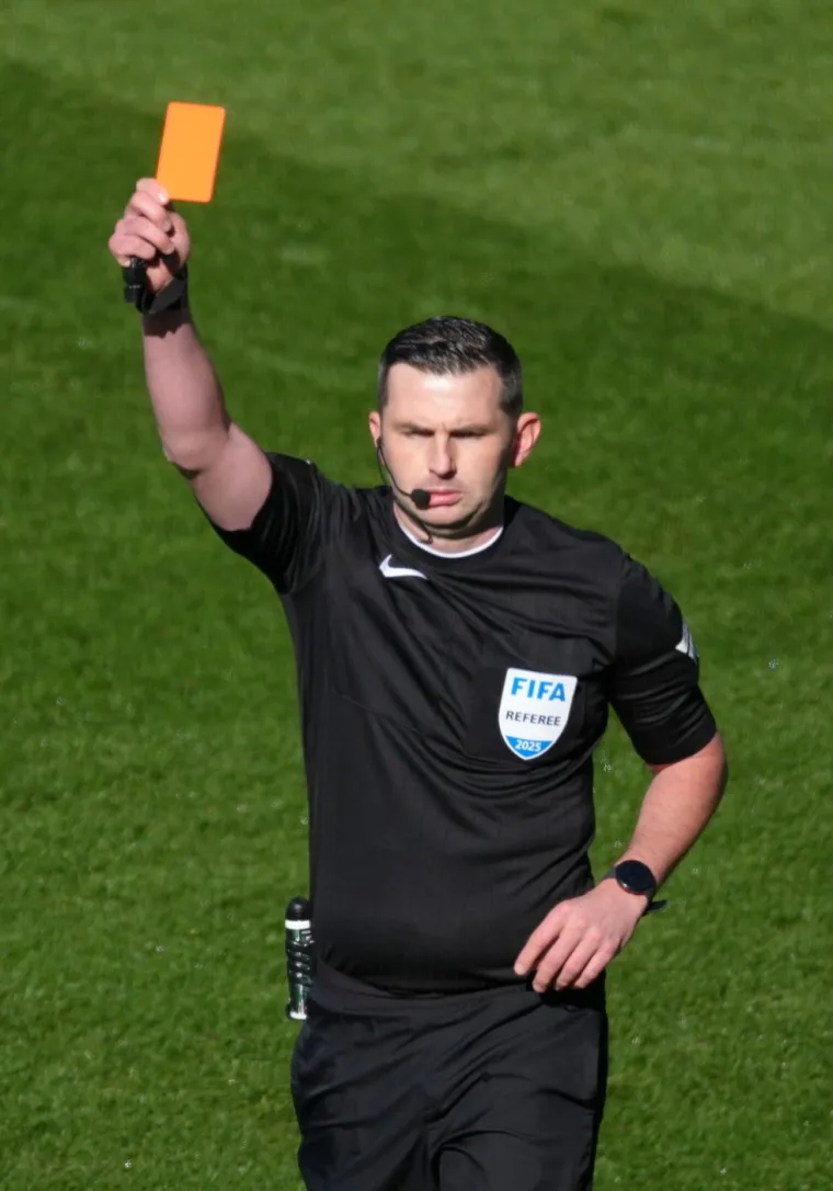 Golman nogom brutalno udario igrača u glavu, navijači vikali: 'Pustite ga da umire'