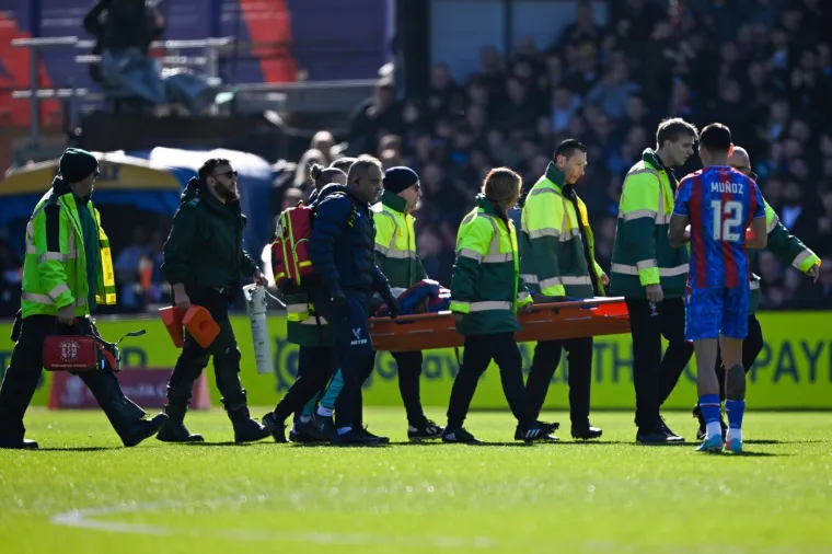 Golman nogom brutalno udario igrača u glavu, navijači vikali: 'Pustite ga da umire'