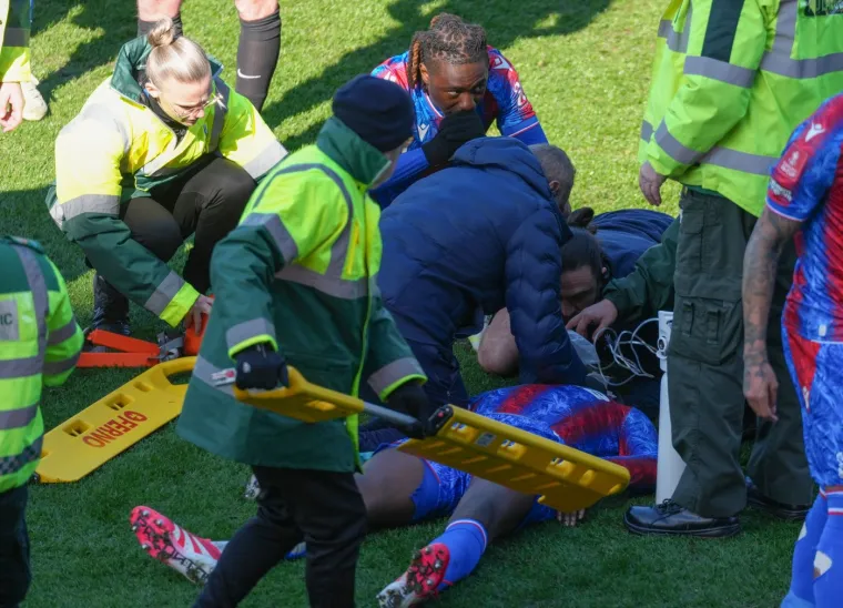 Golman nogom brutalno udario igrača u glavu, navijači vikali: 'Pustite ga da umire'