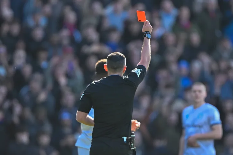 Golman nogom brutalno udario igrača u glavu, navijači vikali: 'Pustite ga da umire'