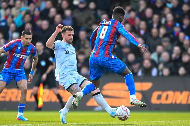 Golman nogom brutalno udario igrača u glavu, navijači vikali: 'Pustite ga da umire'