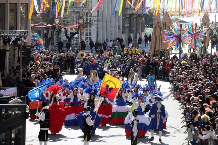 Tu su i raznobojni cvjetni motivi, životinje, ali i skupine koje su u kreiranju kostima pokazale izuzetnu maštovitost. Brojne skupine trasom su prošle praćene alegorijskim kolima. 