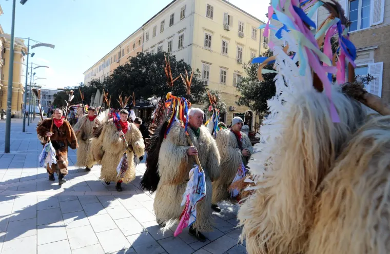 Tradicionalno, sudjeluje više zvončarskih skupina, a povorku zaključuje prolazak i zvonjava na Korzu Halubajskih zvončara. 