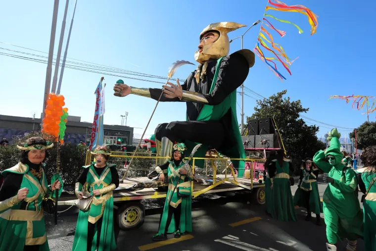 Plenković kakvog jo&scaron; niste vidjeli! Gola trbuha dijeli pravdu dok Barbike i hobiti 'mar&scaron;iraju' Rijekom