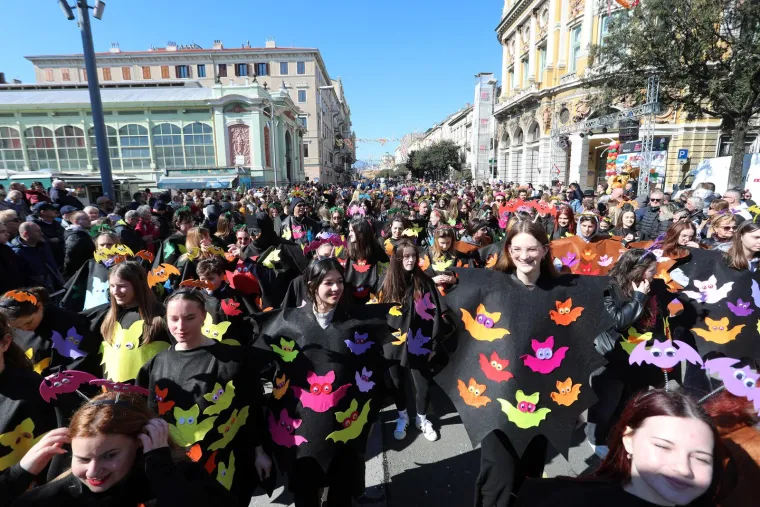 Plenković kakvog jo&scaron; niste vidjeli! Gola trbuha dijeli pravdu dok Barbike i hobiti 'mar&scaron;iraju' Rijekom