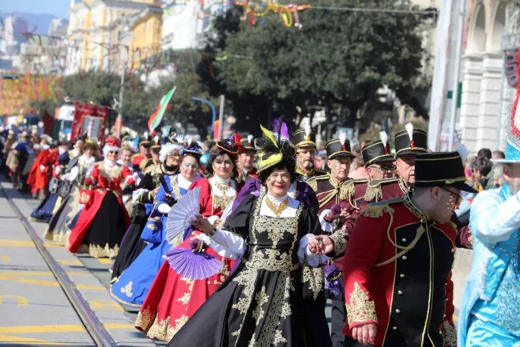 Plenković kakvog jo&scaron; niste vidjeli! Gola trbuha dijeli pravdu dok Barbike i hobiti 'mar&scaron;iraju' Rijekom