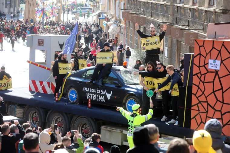 Plenković kakvog jo&scaron; niste vidjeli! Gola trbuha dijeli pravdu dok Barbike i hobiti 'mar&scaron;iraju' Rijekom