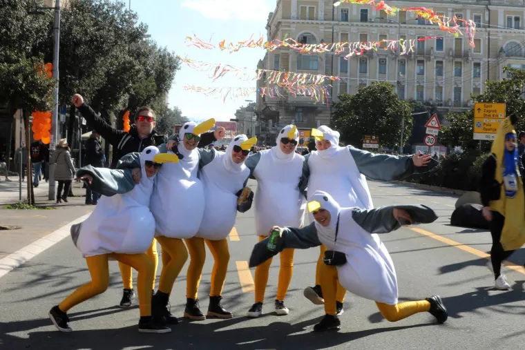 Plenković kakvog jo&scaron; niste vidjeli! Gola trbuha dijeli pravdu dok Barbike i hobiti 'mar&scaron;iraju' Rijekom
