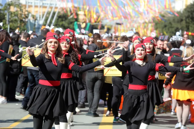 Plenković kakvog jo&scaron; niste vidjeli! Gola trbuha dijeli pravdu dok Barbike i hobiti 'mar&scaron;iraju' Rijekom