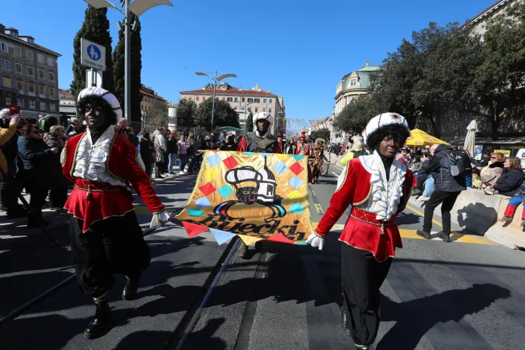 Plenković kakvog jo&scaron; niste vidjeli! Gola trbuha dijeli pravdu dok Barbike i hobiti 'mar&scaron;iraju' Rijekom