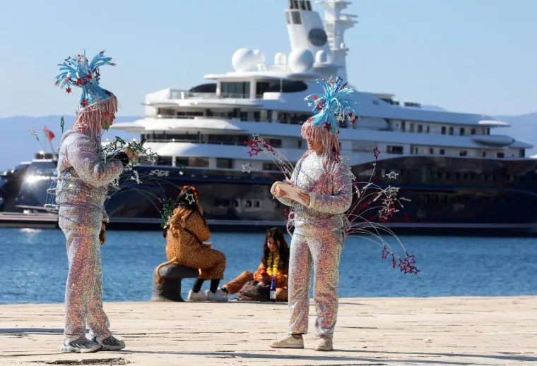 Plenković kakvog jo&scaron; niste vidjeli! Gola trbuha dijeli pravdu dok Barbike i hobiti 'mar&scaron;iraju' Rijekom