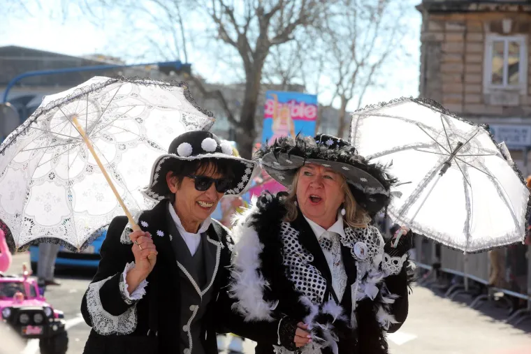 Plenković kakvog jo&scaron; niste vidjeli! Gola trbuha dijeli pravdu dok Barbike i hobiti 'mar&scaron;iraju' Rijekom