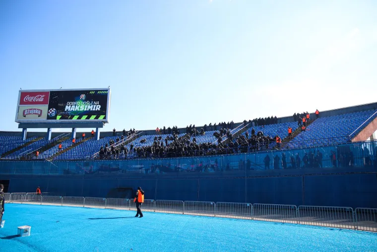 Evo kako izgleda tribina na kojoj su navijači Hajduka. Torcida je tražila određeni broj ulaznica, na kraju je ipak do&scaron;lo do dogovora s drugom stranom...