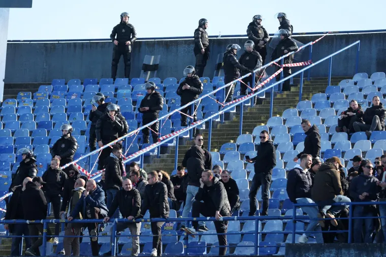 Veliki broj policije dočekao je Torcidu na jugu.
