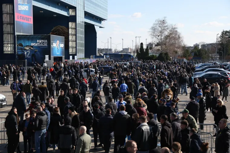 More ljudi na ulazu u Maksimir...