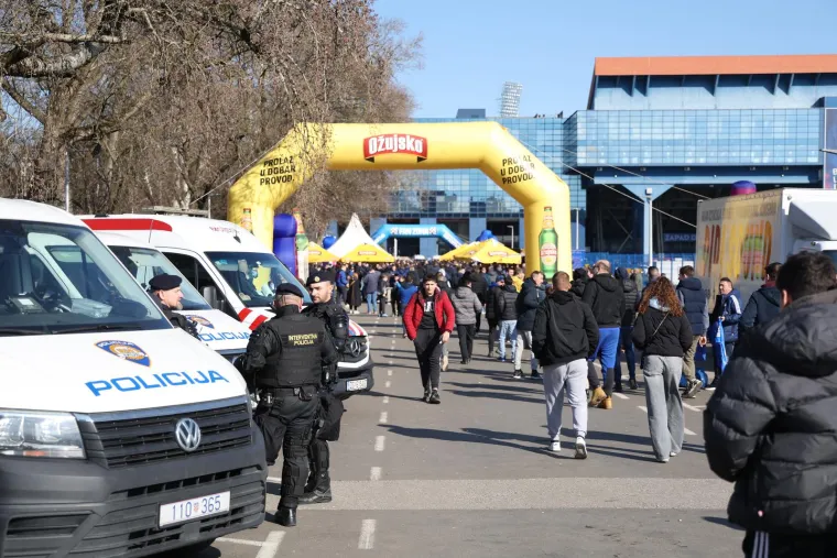 Fan zona ispred maksimirskog stadiona...