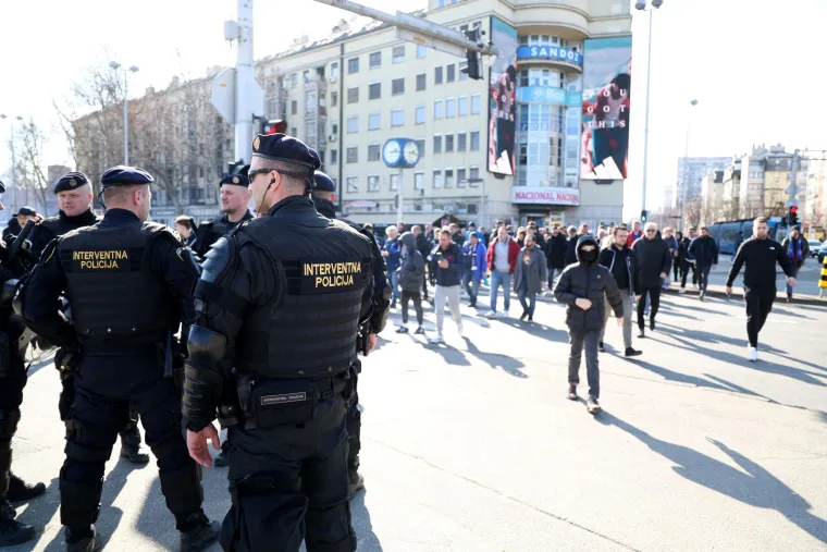 Torcida u 'policijskom kavezu' na Maksimiru: Pogledajte kako se Boysi spremaju za spektakularnu koreografiju