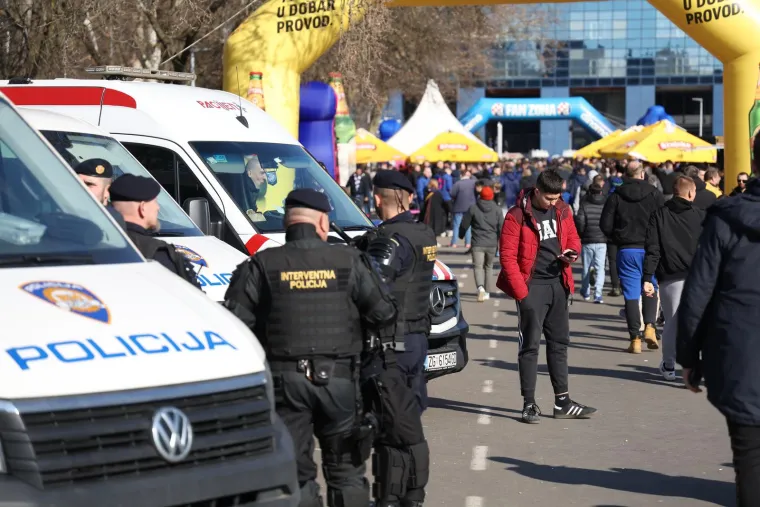 Torcida u 'policijskom kavezu' na Maksimiru: Pogledajte kako se Boysi spremaju za spektakularnu koreografiju