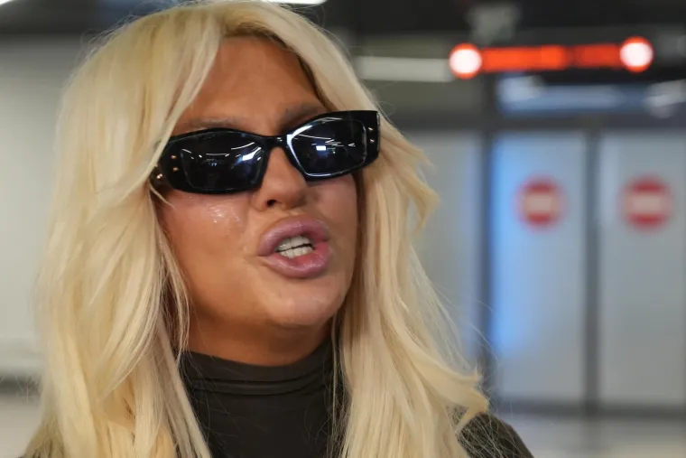 Srpska estrada zavijena je u crno nakon vijesti da je u subotu preminuo glazbeni mogul Saša Popović. Njegova smrt duboko je potresla mnoge, a među onima koji su posebno emotivno reagirali je i Jelena Karleuša. 