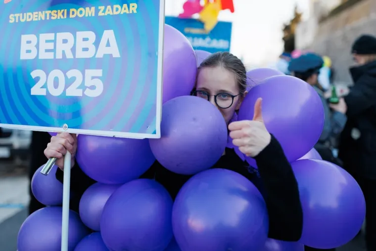 Zadar u pravoj karnevalskoj euforiji: Jedna skupina maski oduševila sve prolaznike