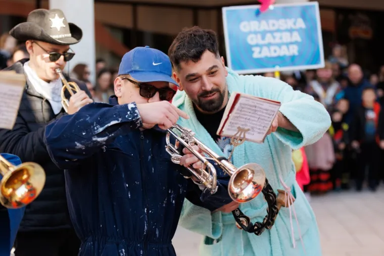 Zadar u pravoj karnevalskoj euforiji: Jedna skupina maski oduševila sve prolaznike