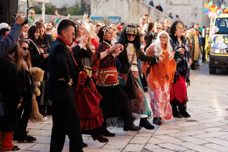 Zadar u pravoj karnevalskoj euforiji: Jedna skupina maski oduševila sve prolaznike