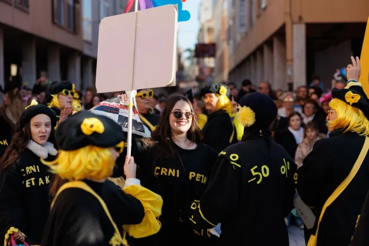 Zadar u pravoj karnevalskoj euforiji: Jedna skupina maski oduševila sve prolaznike