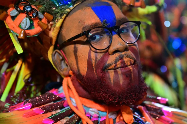 Oko dva milijuna entuzijasta sambe izađe na ulice svaki dan, a sam Sambadrome prima do 90.000 ljudi po noći tijekom tjedna svečanosti.