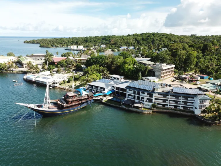 19. Savezne Države Mikronezije: Na otoku Yap u Mikroneziji koristi se neobična valuta &ndash; ogromni kameni diskovi poznati kao Rai kamenje, koji su zapravo masivni kamenčići promjera i težine do nekoliko metara, a njihova vrijednost ovisi o povijesti njihovog vlasni&scaron;tva i težini. To čini ovu valutu jedinstvenim primjerom ekonomije zasnovane na simbolici i dru&scaron;tvenim vezama.