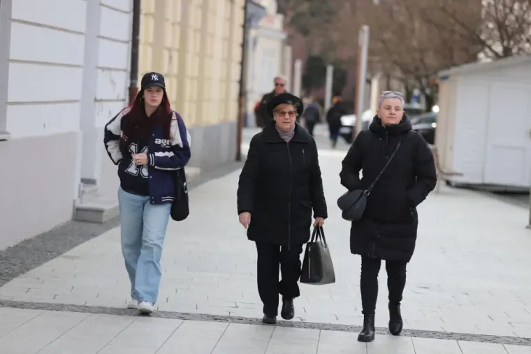 Tajanstvena ljepotica neobičnim kaputom isticala se u masi čakovečke karnevalske gužve