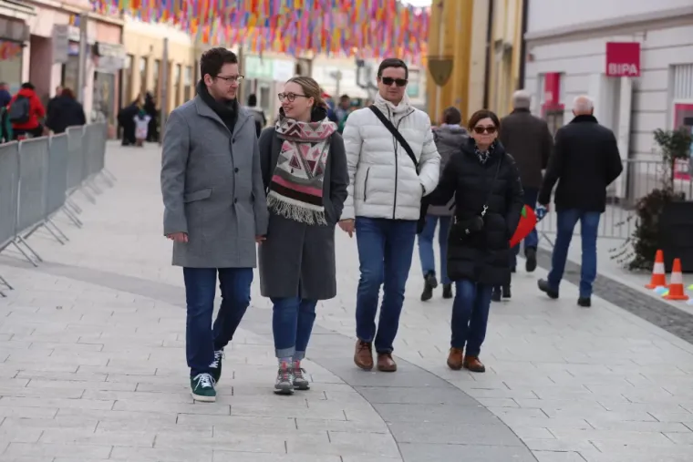 Tajanstvena ljepotica neobičnim kaputom isticala se u masi čakovečke karnevalske gužve